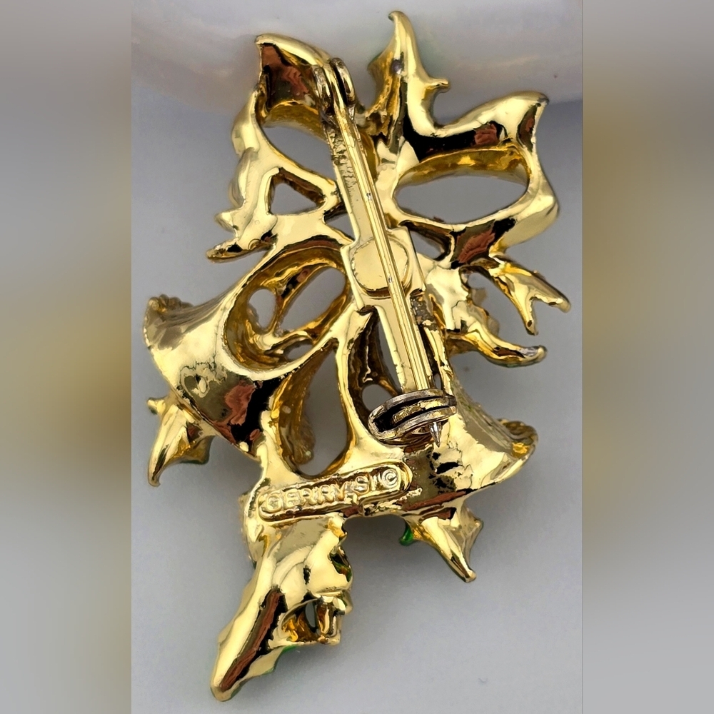 Vintage Gerry's Gold Bells Holly Bow Christmas Holiday Brooch Pin Red Green - Picture 2 of 2